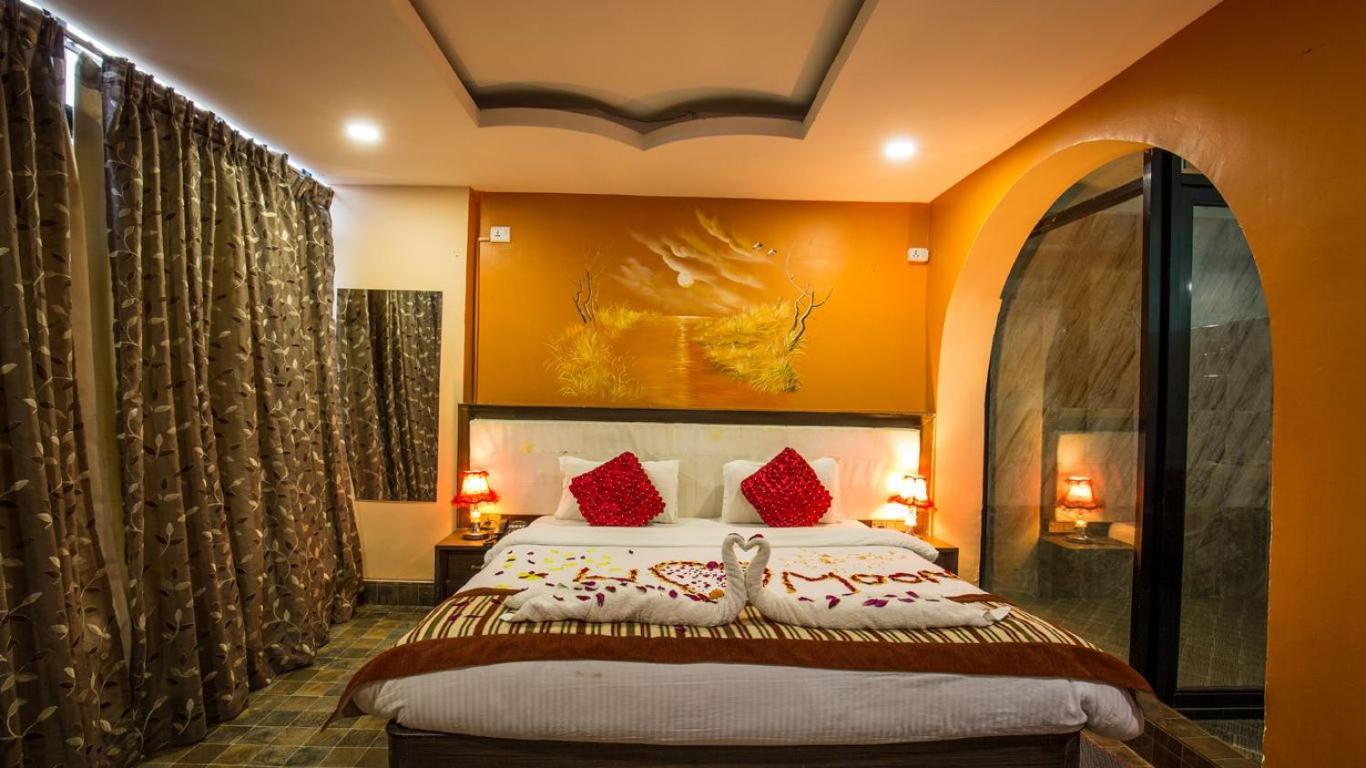 Hotel Royal Safari Sauraha Buitenkant foto