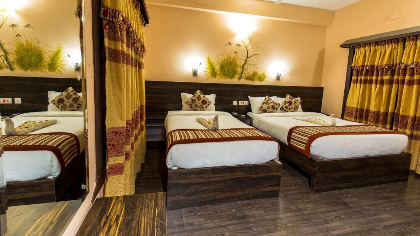 Hotel Royal Safari Sauraha Buitenkant foto