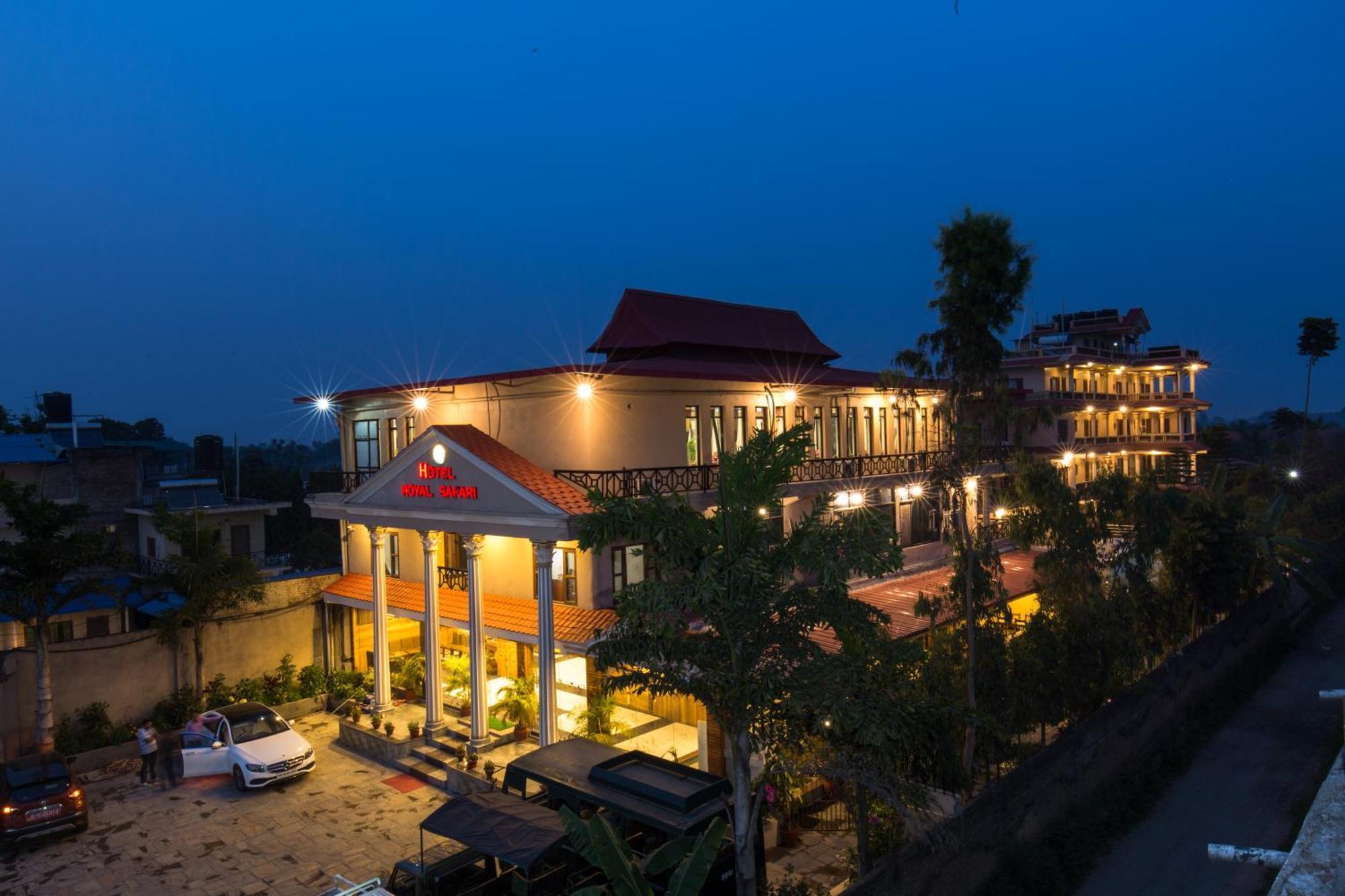 Hotel Royal Safari Sauraha Buitenkant foto