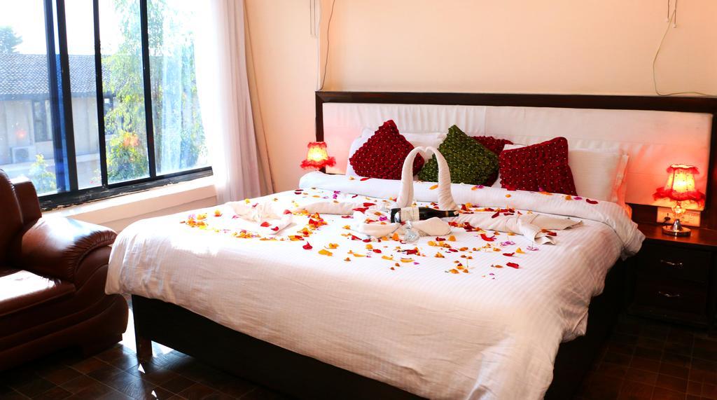 Hotel Royal Safari Sauraha Buitenkant foto