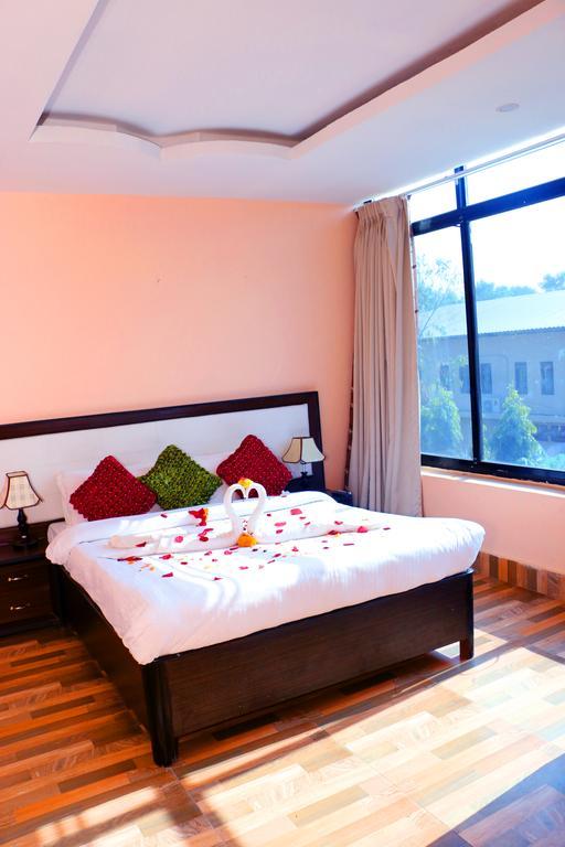 Hotel Royal Safari Sauraha Buitenkant foto