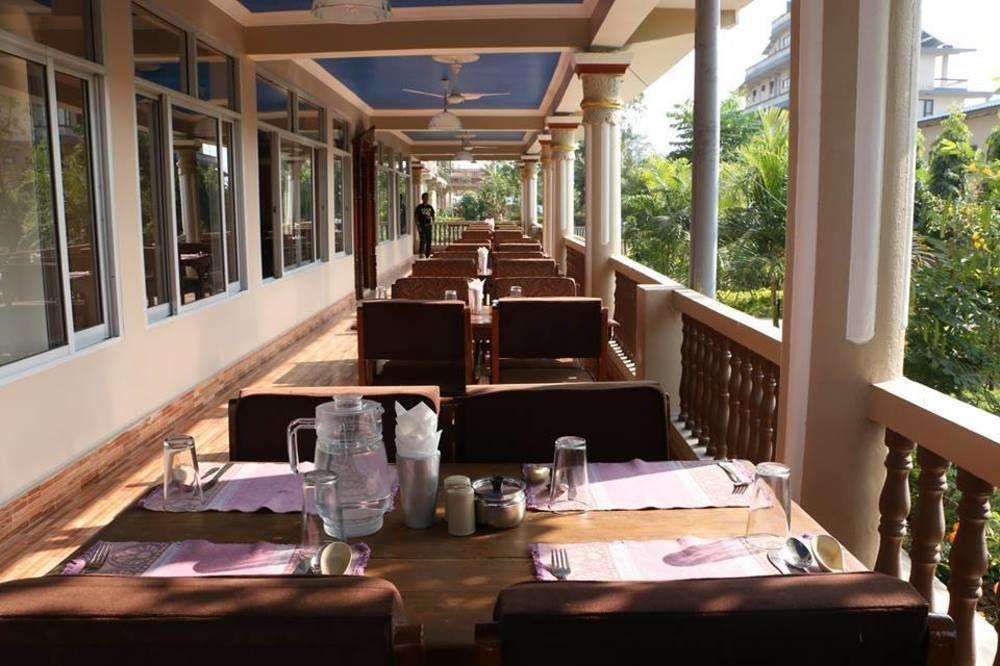 Hotel Royal Safari Sauraha Buitenkant foto