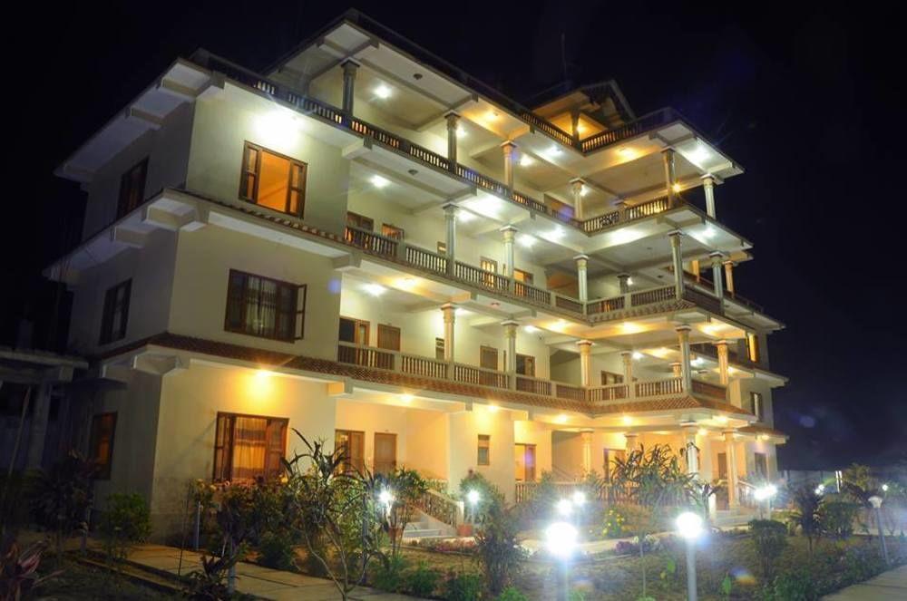 Hotel Royal Safari Sauraha Buitenkant foto