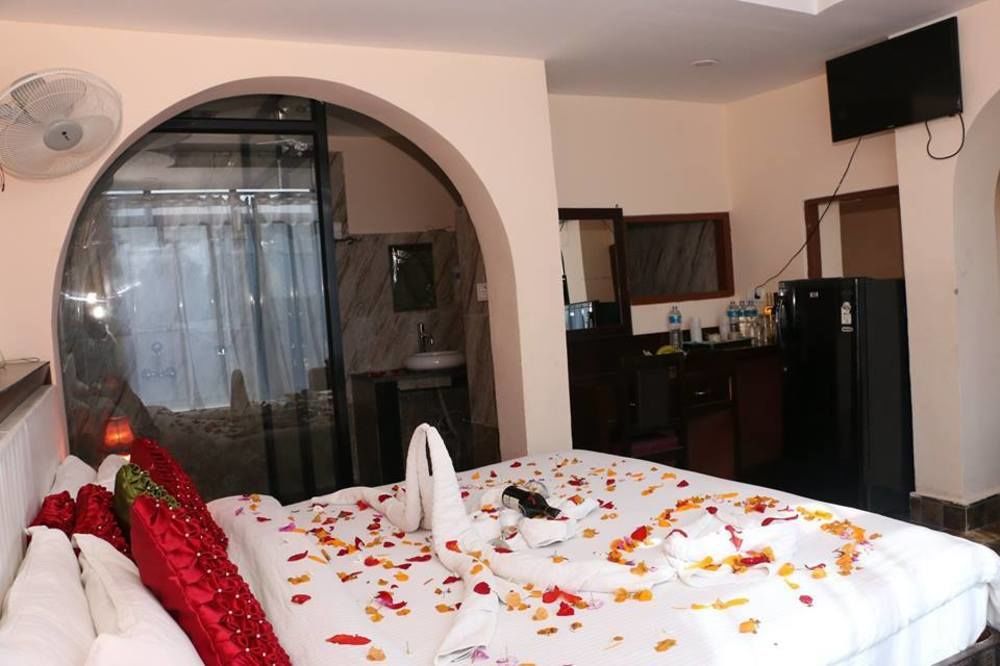 Hotel Royal Safari Sauraha Buitenkant foto