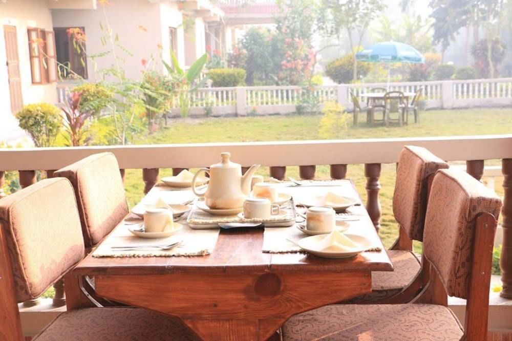 Hotel Royal Safari Sauraha Buitenkant foto