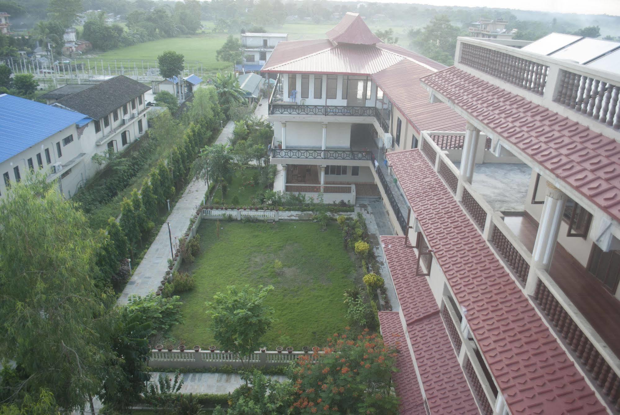 Hotel Royal Safari Sauraha Buitenkant foto