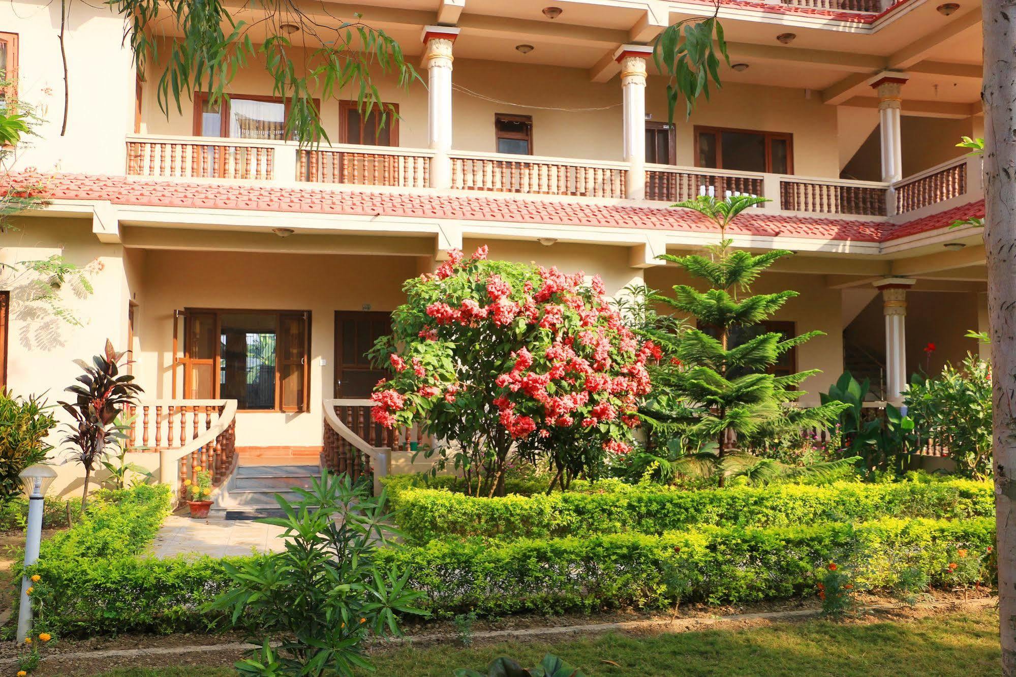 Hotel Royal Safari Sauraha Buitenkant foto