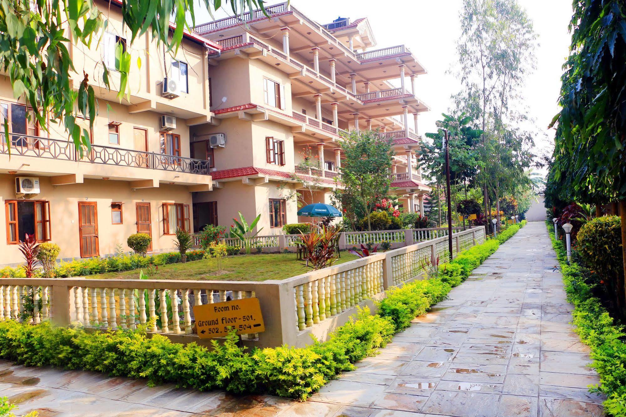 Hotel Royal Safari Sauraha Buitenkant foto