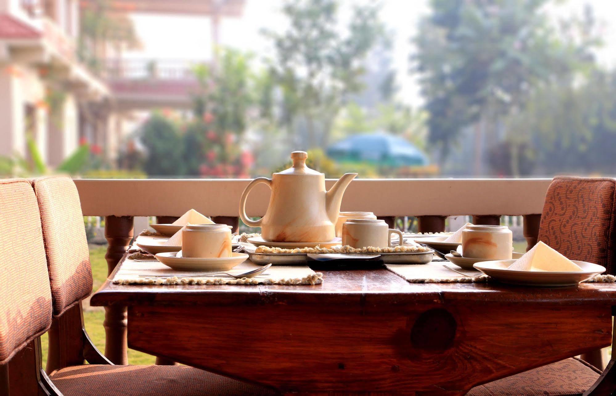 Hotel Royal Safari Sauraha Buitenkant foto