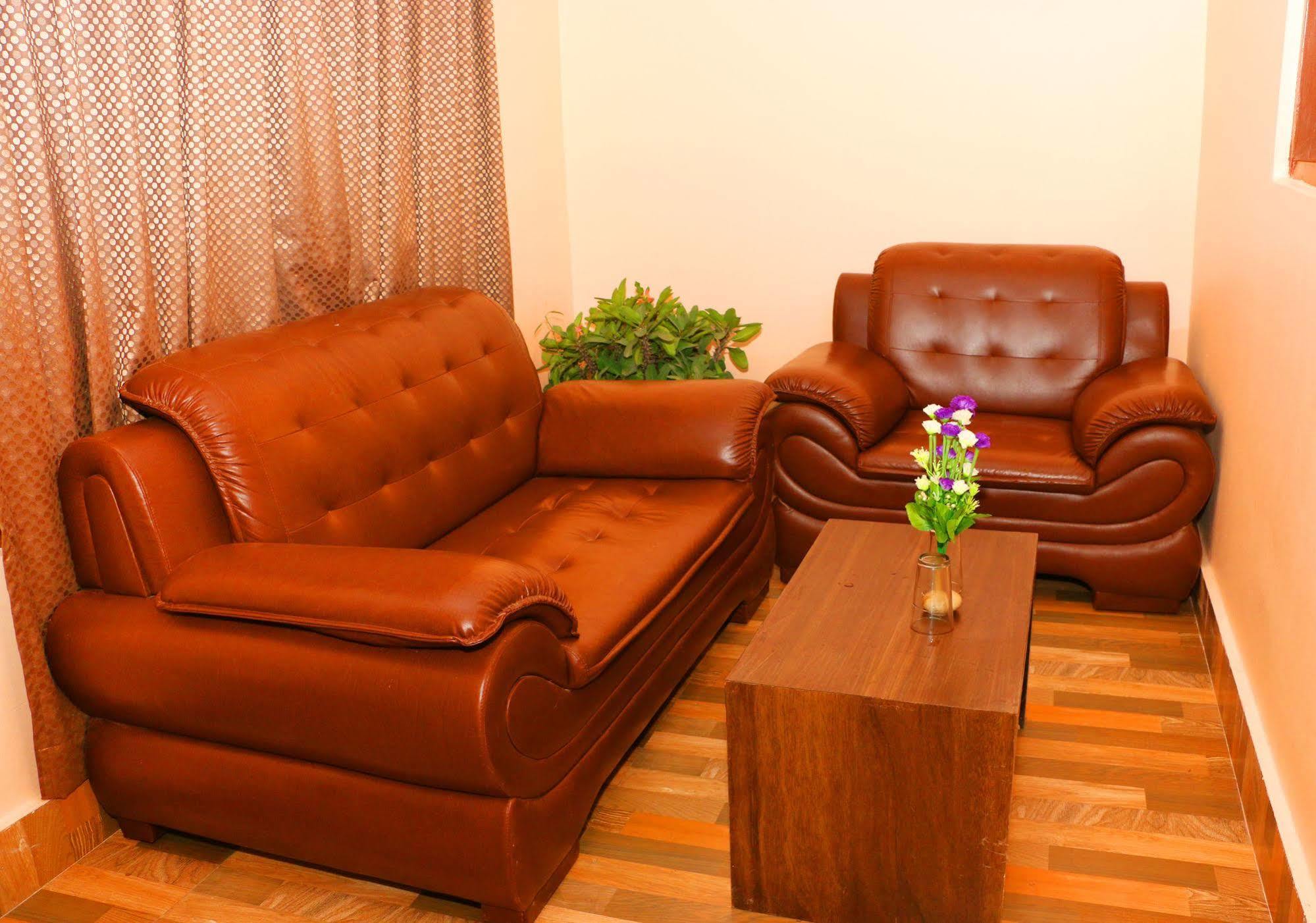 Hotel Royal Safari Sauraha Buitenkant foto
