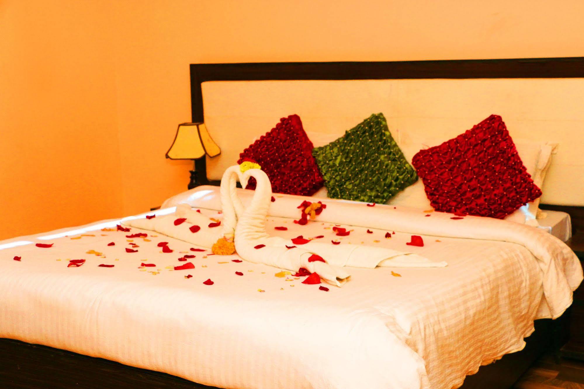 Hotel Royal Safari Sauraha Buitenkant foto