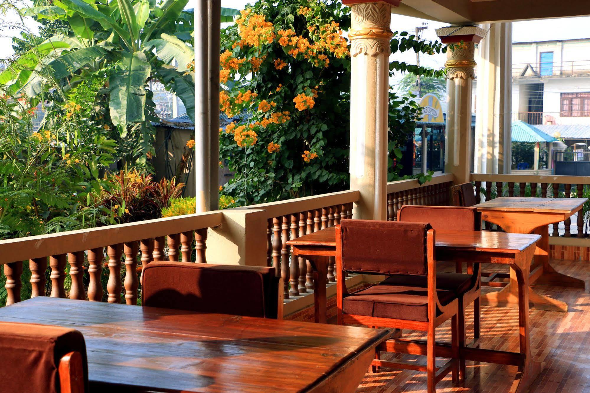 Hotel Royal Safari Sauraha Buitenkant foto