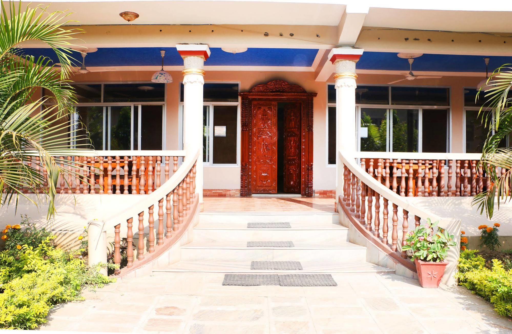 Hotel Royal Safari Sauraha Buitenkant foto