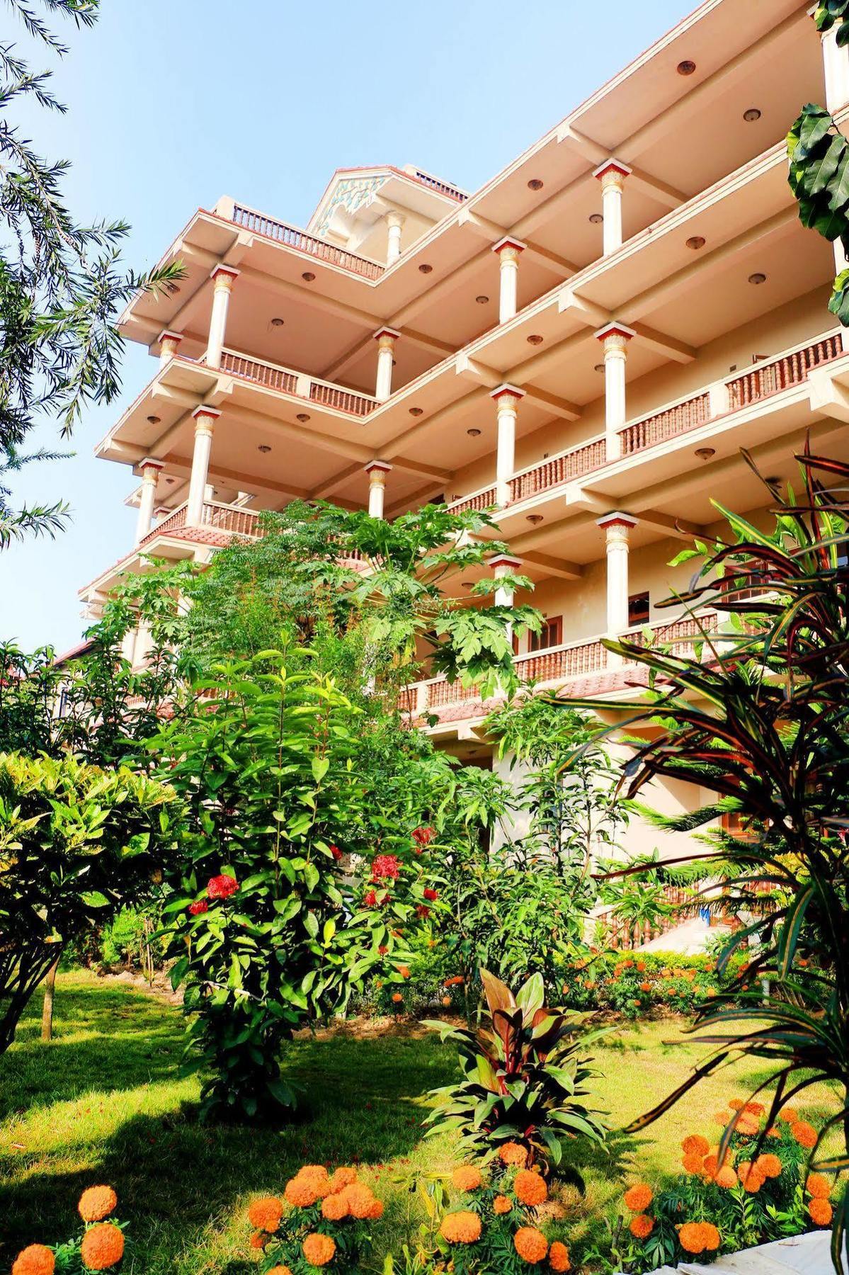 Hotel Royal Safari Sauraha Buitenkant foto